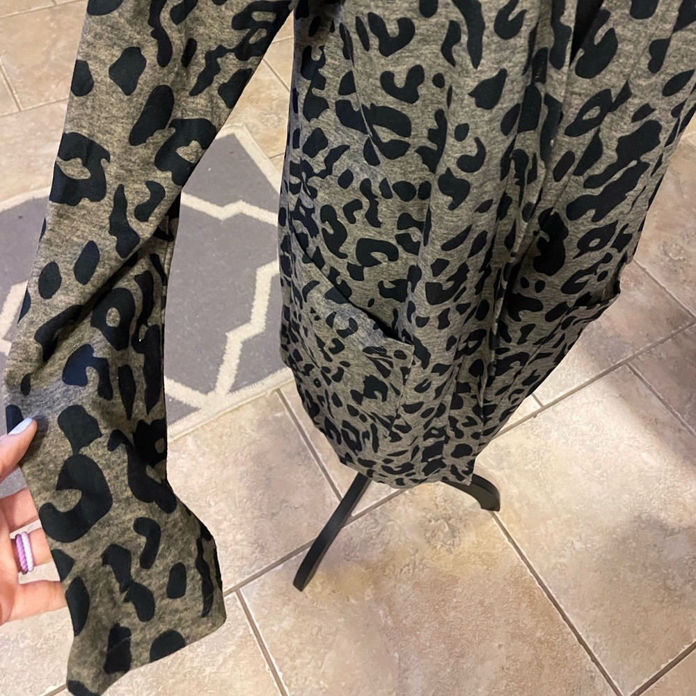 Tickled teal khaki/taupe & black leopard print cardigan Sz L - Picture 5 of 7